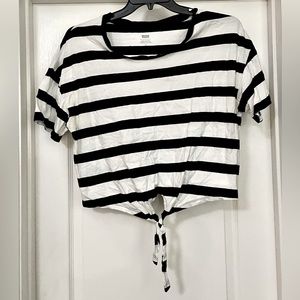 EUC Levi’s Crop T-Shirt
